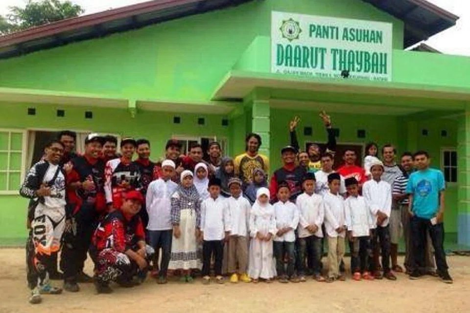 SIAP BUAT KERJA KEBAJIKAN: Sebahagian anggota Flow Riders yang sudah siap membuat kerja amal di Batam. Dua tahun lalu, kumpulan ini membantu membangunkan rumah anak yatim Daarut Thaybah di Batam (gambar atas). - Foto-foto ihsan NORAZHAR HUSSIN