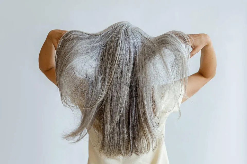 Sejak kebelakangan ini, ada juga sesetengah individu (gambar hiasan) yang memilih untuk mewarnakan rambut mereka agar kelihatan bak uban demi fesyen.