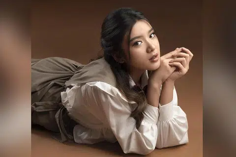 SYUKURI REZEKI: Setiap peluang keemasan mempertingkat diri dalam bidang nyanyian direbut Tiara Andini yang gembira pada usia 20 tahun, dapat bina kerjaya muzik yang memperkasa dirinya dan peminatnya. - Foto INSTAGRAM TIARA ANDINI