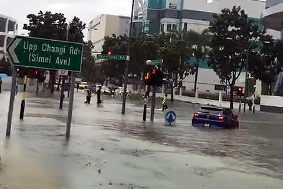 TERJEJAS: Antara kawasan yang dilanda banjir ialah di Upper Changi Road (atas) dan Bedok North Ave 4. - Foto-foto SINGAPORE ROAD ACCIDENT, FACEBOOK WEE SOON HO