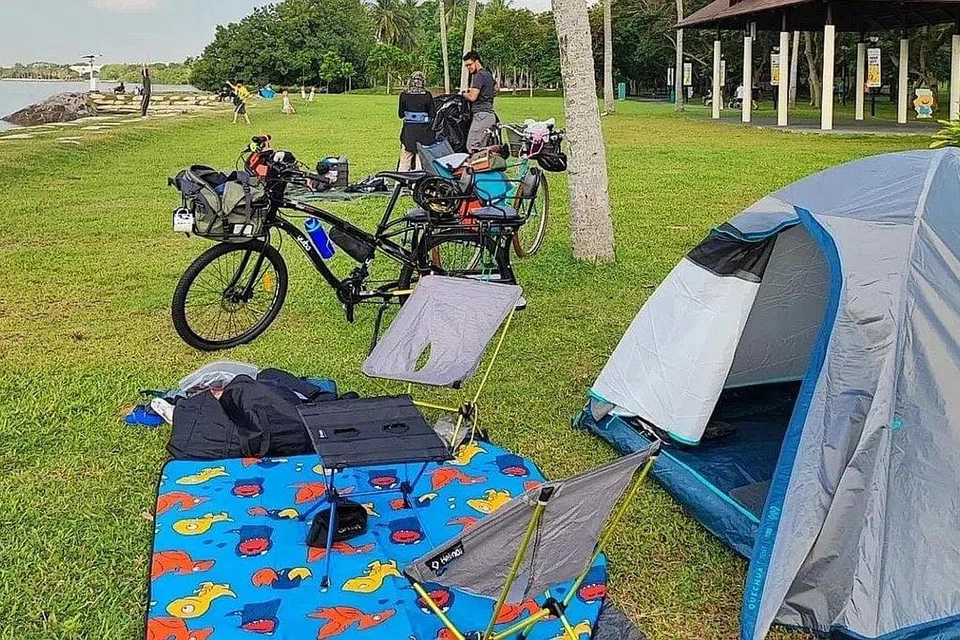 TIDUR TEPI PANTAI: Mereka sekeluarga mendirikan khemah di pantai Pasir Ris untuk bermalam.