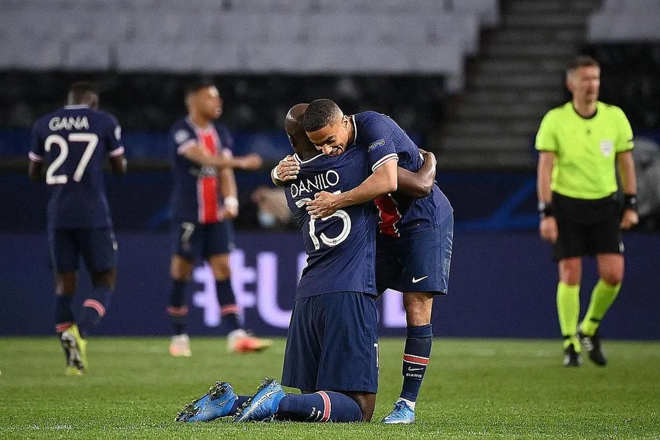 DAKAPAN LEGA: Pemain 'midfield' PSG Danilo Pereira (kiri) dan rakan sepasukan Colin Dagba meraikan kejayaan PSG mara ke separuh akhir walaupun kalah 0-1 di tangan Bayern Munich di kubu sendiri semalam. - Foto AFP