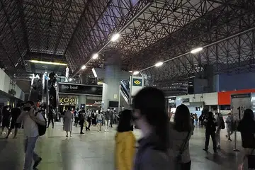 SURAM EKORAN BEKALAN ELEKTRIK TERPUTUS: Cik Sadiah Farag merakam persekitaran yang agak gelap di kawasan kedai lantai bawah stesen MRT Jurong East sewaktu gangguan perkhidmatan berlaku kelmarin. - Foto SADIAH FARAG
