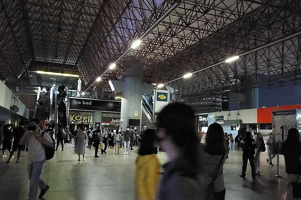 SURAM EKORAN BEKALAN ELEKTRIK TERPUTUS: Cik Sadiah Farag merakam persekitaran yang agak gelap di kawasan kedai lantai bawah stesen MRT Jurong East sewaktu gangguan perkhidmatan berlaku kelmarin. - Foto SADIAH FARAG