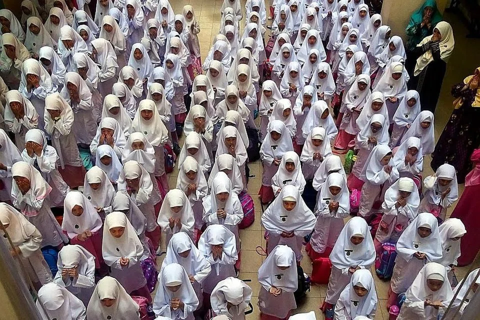 ASAS AGAMA SEJAK KECIL: Daripada usia yang sangat muda, manusia diajar dengan asas ilmu pengetahuan daripada ibu bapa, guru dan seterusnya. Sebagai umat Islam, ilmu asas pendidikan agama sangat penting. - Foto fail