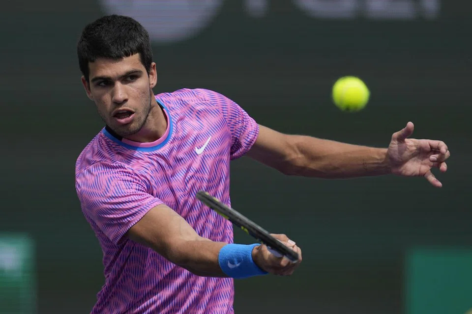 Juara bertahan, Carlos Alcaraz, melangkah ke pusingan keempat di Indian Wells dengan kemenangan selesa straight-set ke atas Felix Auger-Aliassime.