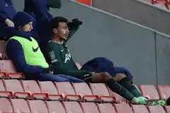 PEMBAWA MASALAH?: Reaksi Dele Alli apabila digantikan dalam kemenangan suku akhir Piala Carabao 3-1 Tottenham ke atas Stoke City semalam. - Foto REUTERS