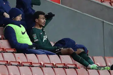 PEMBAWA MASALAH?: Reaksi Dele Alli apabila digantikan dalam kemenangan suku akhir Piala Carabao 3-1 Tottenham ke atas Stoke City semalam. - Foto REUTERS