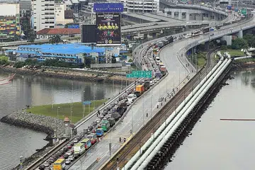 KESESAKAN LALU LINTAS: Pengguna jalan raya boleh menjangkakan kesesakan lalu lintas di Pusat Pemeriksaan Tuas dan Woodlands mulai esok sempena cuti panjang Tahun Baru Cina. - Foto fail