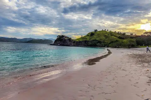 Panorama Pink Beach 700 kaki panjang menjelang senja.
