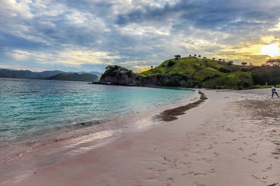 Panorama Pink Beach 700 kaki panjang menjelang senja.