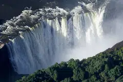 Victoria Falls di Zimbabwe merupakan salah satu tarikan yang terdapat di negara itu yang perlu dilawati.