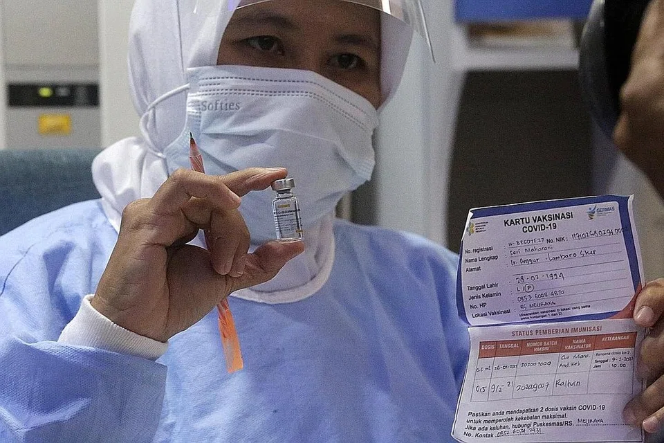 PROSES VAKSINASI BERMULA: Seorang pekerja kesihatan menunjukkan vial vaksin Covid-19 semasa program vaksinasi di Banda Aceh, Indonesia, pada 9 Februari. Indonesia telah melaporkan lebih satu juta kes Covid-19 sejak tercetusnya wabak ini - jumlah tertinggi di Asia Tenggara. - Foto EPA-EFE