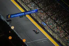 CUKUP HEBAT: Dari grandstand, peminat menumpukan pandangan mereka ketika pemandu Red Bull, Max Verstappen, melintasi bahagian tempat duduk mereka, lantas menggambarkan keghairahan musim perlumbaan Grand Prix Formula Satu (F1) Singapura 2023, yang berlangsung dari Jumaat hingga Ahad.