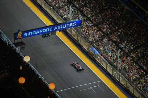 CUKUP HEBAT: Dari grandstand, peminat menumpukan pandangan mereka ketika pemandu Red Bull, Max Verstappen, melintasi bahagian tempat duduk mereka, lantas menggambarkan keghairahan musim perlumbaan Grand Prix Formula Satu (F1) Singapura 2023, yang berlangsung dari Jumaat hingga Ahad.
