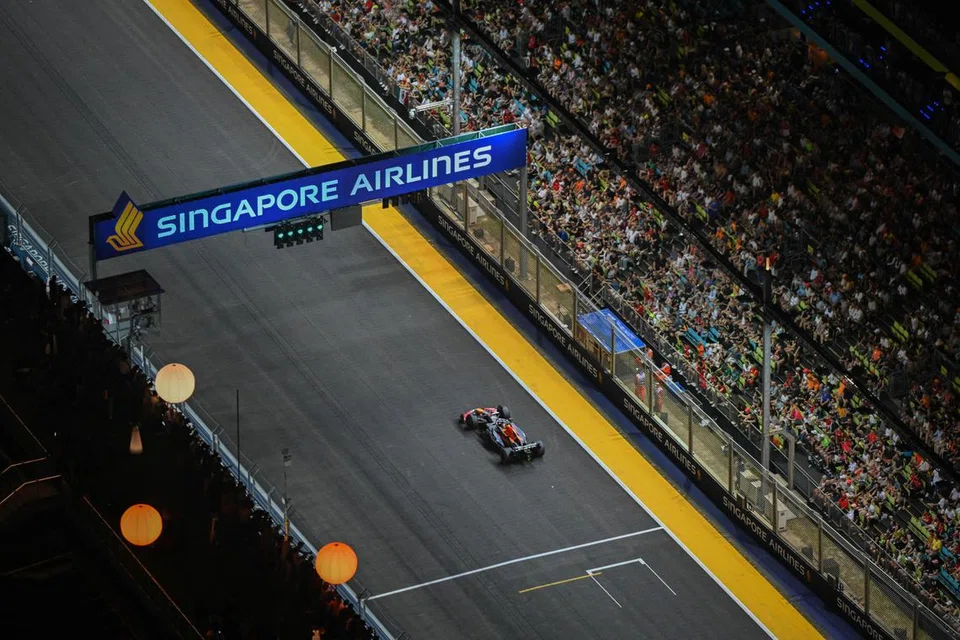 CUKUP HEBAT: Dari grandstand, peminat menumpukan pandangan mereka ketika pemandu Red Bull, Max Verstappen, melintasi bahagian tempat duduk mereka, lantas menggambarkan keghairahan musim perlumbaan Grand Prix Formula Satu (F1) Singapura 2023, yang berlangsung dari Jumaat hingga Ahad.