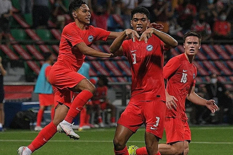 MATA PENTING: Emaviwe (tengah) meraikan gol penyamaan pada saat akhir perlawanan bagi membantu Singapura seri 2-2 dengan Timor Leste dalam Kelayakan Piala Asia Bawah 23 Tahun di Stadium Jalan Besar malam kelmarin. - Foto BH oleh MARK CHEONG