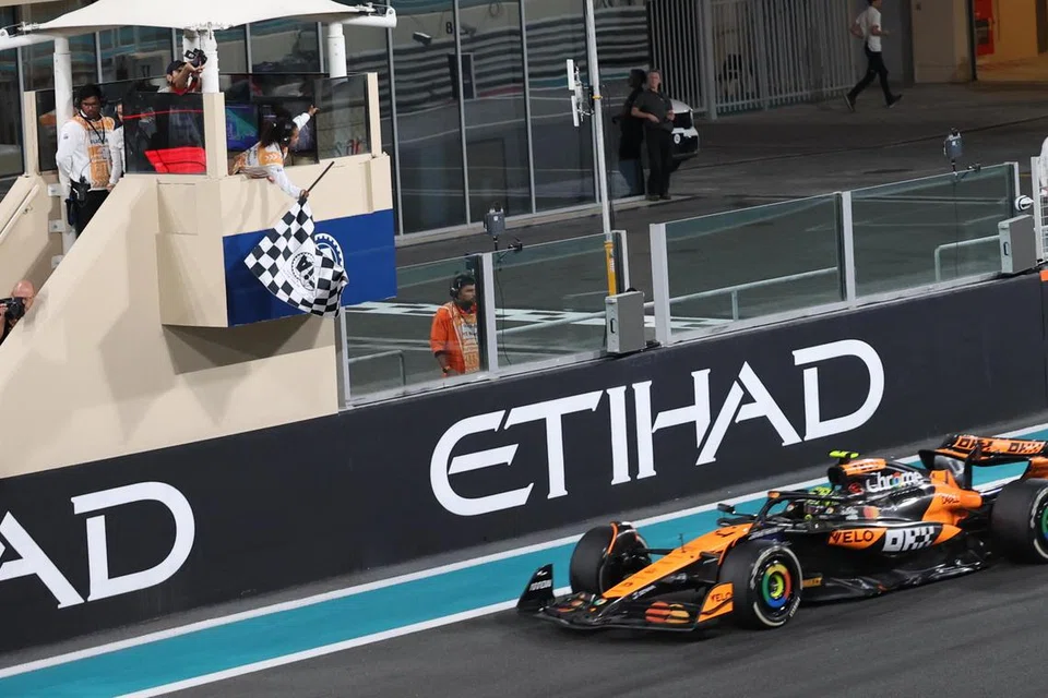 Pemandu McLaren, Lando Norris, melepasi garisan penamat untuk memenangi Grand Prix Abu Dhabi di Litar Yas Marina, sekali gus menjamin kejuaraan kategori pembuat kereta bagi musim F1 ini.