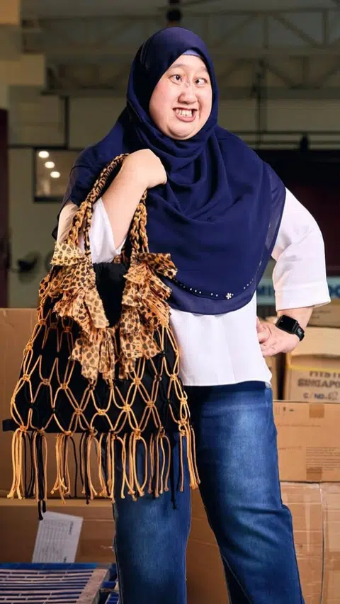 Cik Hidayah menggayakan antara beg tangan dengan teknik makrami yang dihasilkannya untuk koleksi inklusif tersebut. 