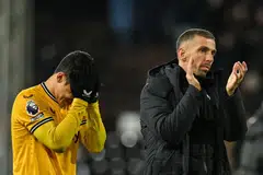 MENGECEWAKAN: Pemain Wolverhampton Wanderers, Hwang Hee-chan (kiri) dan pengurus pasukan itu Gary O’Neil memberikan reaksi terhadap perlawanan yang dianggap penuh kontroversi.