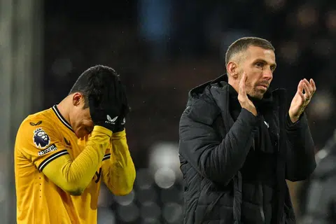 MENGECEWAKAN: Pemain Wolverhampton Wanderers, Hwang Hee-chan (kiri) dan pengurus pasukan itu Gary O’Neil memberikan reaksi terhadap perlawanan yang dianggap penuh kontroversi.