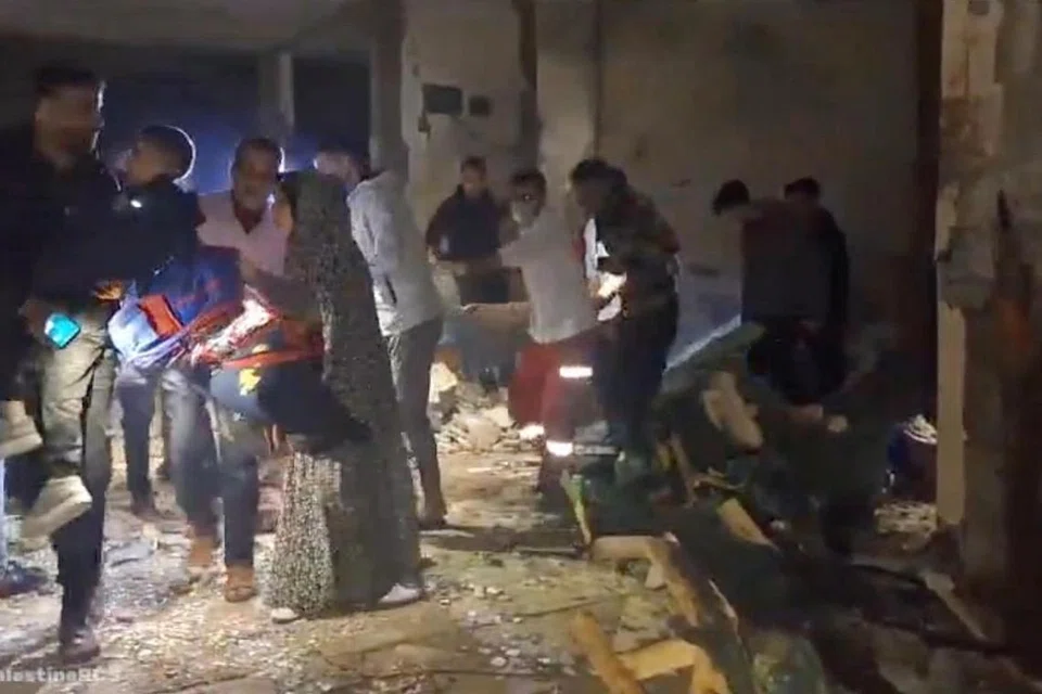 TERIMA RAWATAN: Tangkap skrin video daripada media sosial ini menunjukkan Anggota Persatuan Bulan Sabit Merah Palestin memindahkan mangsa di kem Maghazi di tengah Jaluran Gaza pada 28 Disember.