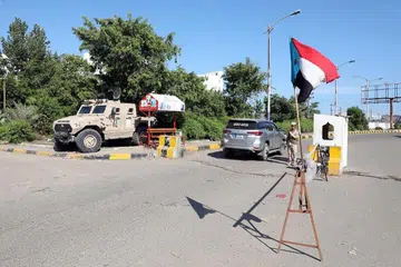 LANGKAH KEAMANAN: Persekutuan Arab Saudi hari ini menggesa semua pihak menghentikan pertempuran di Yemen - meminta semua kembali mematuhi ketetapan gencatan senjata sebelum Majlis Peralihan Selatan (STC) mengumumkan darurat di  Aden, Kelihatan seorang anggota tentera mengawal laluan masuk-keluar STC dekat bandar pelabuhan Aden, selatan Yemen, semalam.