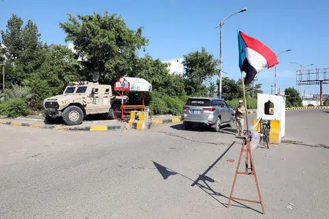 LANGKAH KEAMANAN: Persekutuan Arab Saudi hari ini menggesa semua pihak menghentikan pertempuran di Yemen - meminta semua kembali mematuhi ketetapan gencatan senjata sebelum Majlis Peralihan Selatan (STC) mengumumkan darurat di  Aden, Kelihatan seorang anggota tentera mengawal laluan masuk-keluar STC dekat bandar pelabuhan Aden, selatan Yemen, semalam.