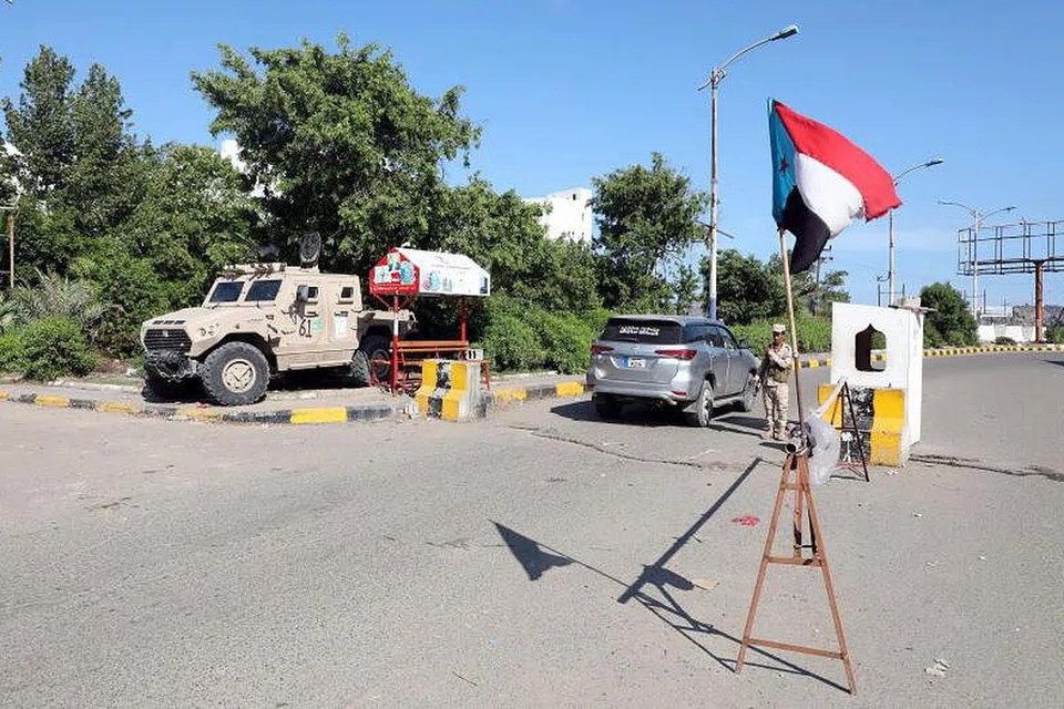 LANGKAH KEAMANAN: Persekutuan Arab Saudi hari ini menggesa semua pihak menghentikan pertempuran di Yemen - meminta semua kembali mematuhi ketetapan gencatan senjata sebelum Majlis Peralihan Selatan (STC) mengumumkan darurat di  Aden, Kelihatan seorang anggota tentera mengawal laluan masuk-keluar STC dekat bandar pelabuhan Aden, selatan Yemen, semalam.
