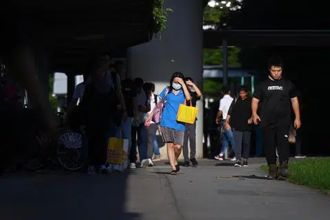 Suhu maksimum harian dijangka sekitar 34-35 darjah Celsius pada kebanyakan hari dalam dua minggu akan datang, kata Khidmat Kaji Cuaca Singapura (MSS) pada 15 Mac.