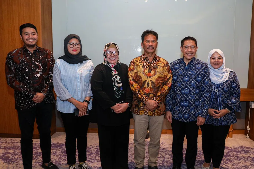 BERSAMA MAYOR BATAM: Dr Maliki (dua dari kanan) dan isteri Cik Sadiah Shahal (paling kanan) menemui Mayor Batam, Encik Muhammad Rudi (tiga dari kanan) dan isteri, Naib Gabenor Kepri, Cik Marlin Agustina (tiga dari kiri), serta anak mereka, (dari kiri) Randi Zulmariadi and Rani Rafitriyani.