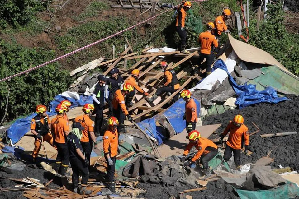 Pegawai bomba Korea Selatan mencari mangsa yang hilang di kawasan yang dilanda tanah runtuh di Busan, Korea Selatan. - Foto EPA-EFE