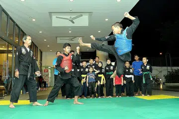 PROGRAM LAMA DIKEKALKAN: Walaupun ada pelbagai program moden yang disediakan di ACE The Place, program tradisional seperti silat masih ditawarkan dan ia menerima respons yang baik daripada penduduk. - Foto-foto M.O. SALLEH 