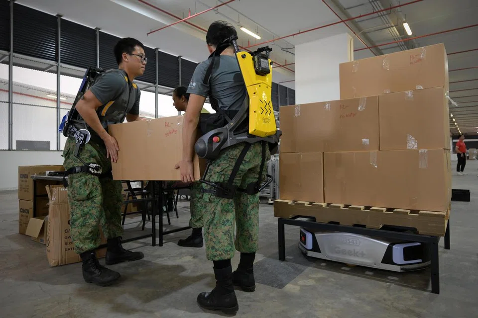 Sut bantuan pergerakan, yang dibangunkan oleh NUS Biorobotic Lab dan Angkatan Tentera Singapura (SAF), boleh dipakai untuk menyokong postur dan membantu pergerakan askar ketika mengangkat barang berat.