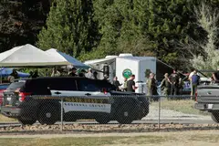 Anggota penguat kuasa berkumpul di Taman Cherry Hill selepas beberapa anggota bomba diserang ketika mereka bertindak balas terhadap kebakaran di kawasan Canfield Mountain, di luar bandar Coeur d’Alene, Idaho, Amerika Syarikat, pada 29 Jun 2025.