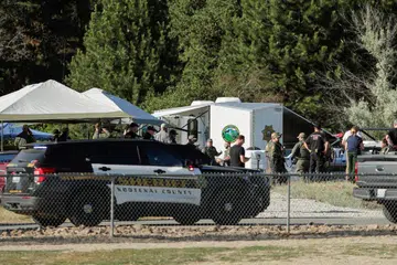 Anggota penguat kuasa berkumpul di Taman Cherry Hill selepas beberapa anggota bomba diserang ketika mereka bertindak balas terhadap kebakaran di kawasan Canfield Mountain, di luar bandar Coeur d’Alene, Idaho, Amerika Syarikat, pada 29 Jun 2025.