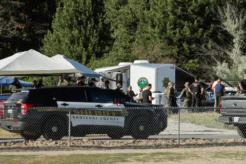Anggota penguat kuasa berkumpul di Taman Cherry Hill selepas beberapa anggota bomba diserang ketika mereka bertindak balas terhadap kebakaran di kawasan Canfield Mountain, di luar bandar Coeur d’Alene, Idaho, Amerika Syarikat, pada 29 Jun 2025.