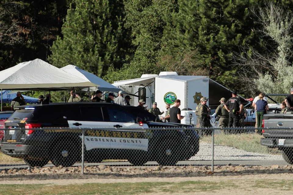 Anggota penguat kuasa berkumpul di Taman Cherry Hill selepas beberapa anggota bomba diserang ketika mereka bertindak balas terhadap kebakaran di kawasan Canfield Mountain, di luar bandar Coeur d’Alene, Idaho, Amerika Syarikat, pada 29 Jun 2025.