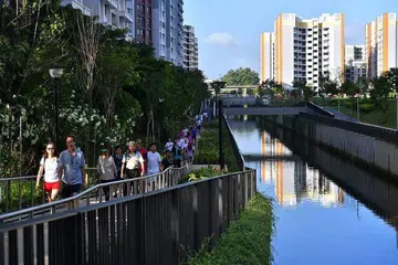 WAJAH BARU: Orang ramai berjalan di kawasan Sungei Simpang Kanan di Canberra, Sembawang, yang diberi wajah baru.