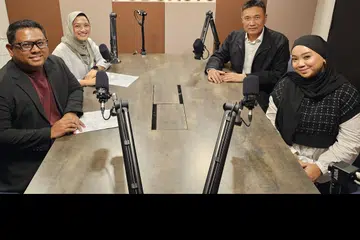 PODCAST #NOTAPIS: (Dari kanan ikut putaran jam) Encik Abu Bakar Mohd Nor dan Cik Nurul Farahin Ramli, Eksekutif Kanan Perhubungan Korporat DPPMS; bersama hos podcast #NoTapis, koresponden BH  Anwar Saleh dan wartawan BH Natasha Hazirah Mustafa, dalam podcast  #NoTapis. Encik Abu Bakar membentangkan peranan DPPMS dalam membantu perniagaan Melayu/Islam agar dapat berkembang dalam sesi itu. 