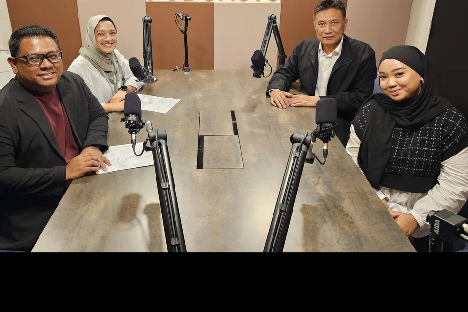 PODCAST #NOTAPIS: (Dari kanan ikut putaran jam) Encik Abu Bakar Mohd Nor dan Cik Nurul Farahin Ramli, Eksekutif Kanan Perhubungan Korporat DPPMS; bersama hos podcast #NoTapis, koresponden BH  Anwar Saleh dan wartawan BH Natasha Hazirah Mustafa, dalam podcast  #NoTapis. Encik Abu Bakar membentangkan peranan DPPMS dalam membantu perniagaan Melayu/Islam agar dapat berkembang dalam sesi itu. 
