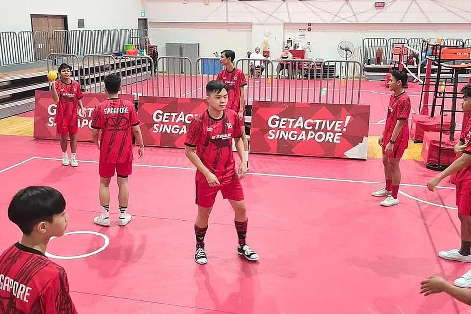BERLATIH DAN BERBUKA BERSAMA: Presiden Mohd Nasri Haron, jurulatih Padzli Othman dan isterinya, Cik Halizah Minsawi, berbuka dengan pemain skuad U-17 nasional sebelum memulakan latihan pusat di Heartbeat@Bedok baru-baru ini. - Foto PERSES