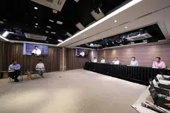 PEMBELAJARAN DI RUMAH: Semasa sidang media pasukan bertindak silang kementerian yang dijalankan secara dalam talian, Menteri Pendidikan Encik Ong Ye Kung (kanan) telah mengumumkan bahawa sekolah akan beralih sepenuhnya kepada pembelajaran di rumah (HBL) bermula Rabu depan.- Foto MCI