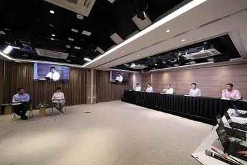 PEMBELAJARAN DI RUMAH: Semasa sidang media pasukan bertindak silang kementerian yang dijalankan secara dalam talian, Menteri Pendidikan Encik Ong Ye Kung (kanan) telah mengumumkan bahawa sekolah akan beralih sepenuhnya kepada pembelajaran di rumah (HBL) bermula Rabu depan.- Foto MCI