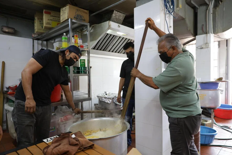 Pemilik Cahaya Timur, Encik Jamaluddin Abdul Lattif (kanan) bersama kakitangan sedang menyediakan makanan di dapur. Perniagaan itu telah mengurangkan sekitar 15 hingga 20 peratus jumlah hidangan tertentu bagi mengelakkan pembaziran sekiranya jumlah pelanggan terus berkurangan susulan keadaan jerebu.