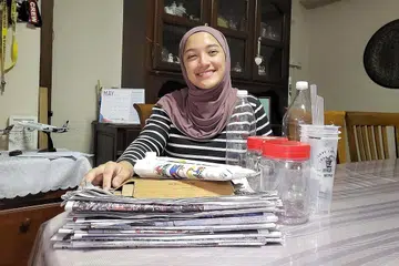 MULA SECARA PERLAHAN: Penulis, Cik Natasha Mustafa, mula berjinak-jinak dengan ahli keluarganya untuk mengitar semula barangan seperti botol minuman dan surat khabar di rumahnya. - Foto BH oleh NATASHA MUSTAFA