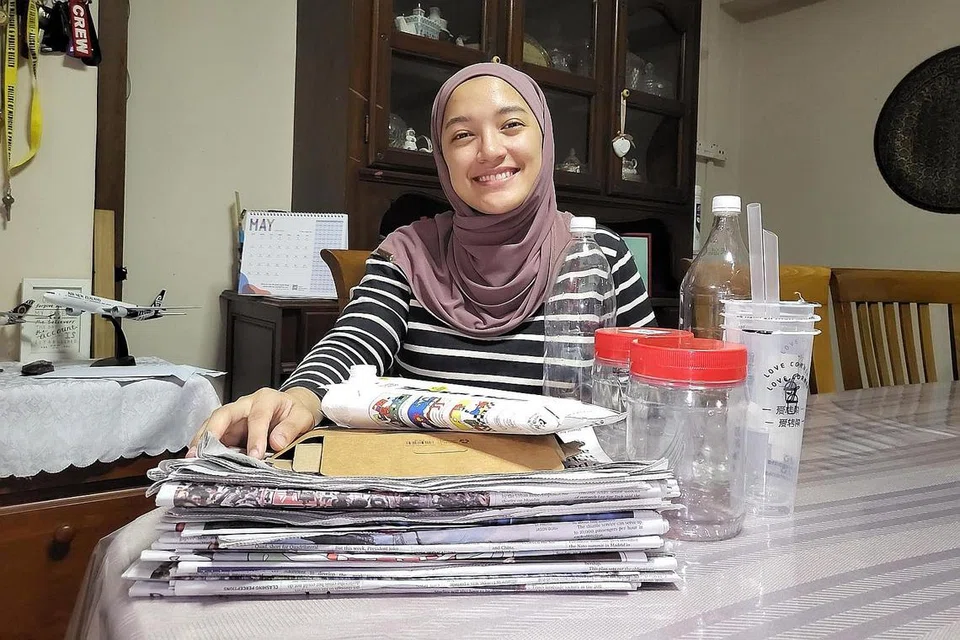 MULA SECARA PERLAHAN: Penulis, Cik Natasha Mustafa, mula berjinak-jinak dengan ahli keluarganya untuk mengitar semula barangan seperti botol minuman dan surat khabar di rumahnya. - Foto BH oleh NATASHA MUSTAFA