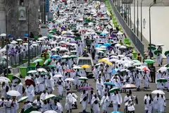 Jemaah haji dari seluruh dunia sudah mula membuat perjalanan ke Mina pada 14 Jun, di tengah-tengah cuaca panas yang dianggar mampu mencecah suhu sehingga 50 darjah Celsius.