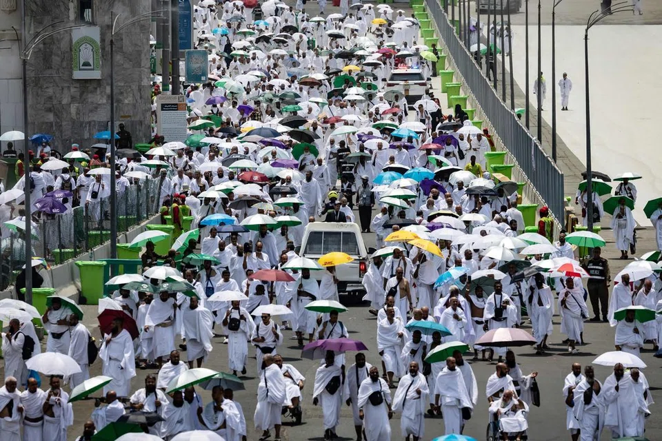 Jemaah haji dari seluruh dunia sudah mula membuat perjalanan ke Mina pada 14 Jun, di tengah-tengah cuaca panas yang dianggar mampu mencecah suhu sehingga 50 darjah Celsius.