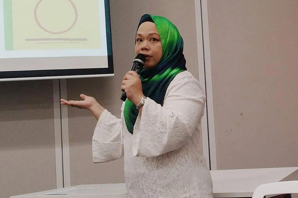 CIK MARIA MAHAT: Kendalikan bengkel fonik dengan kerjasama pusat pengajian The Bambini SG, selain menjadi pengasas bersama laman web Ungu Pen yang mendedahkan maklumat menarik tentang bacaan khususnya mengenai bahasa Melayu. - Foto ihsan MARIA MAHAT
